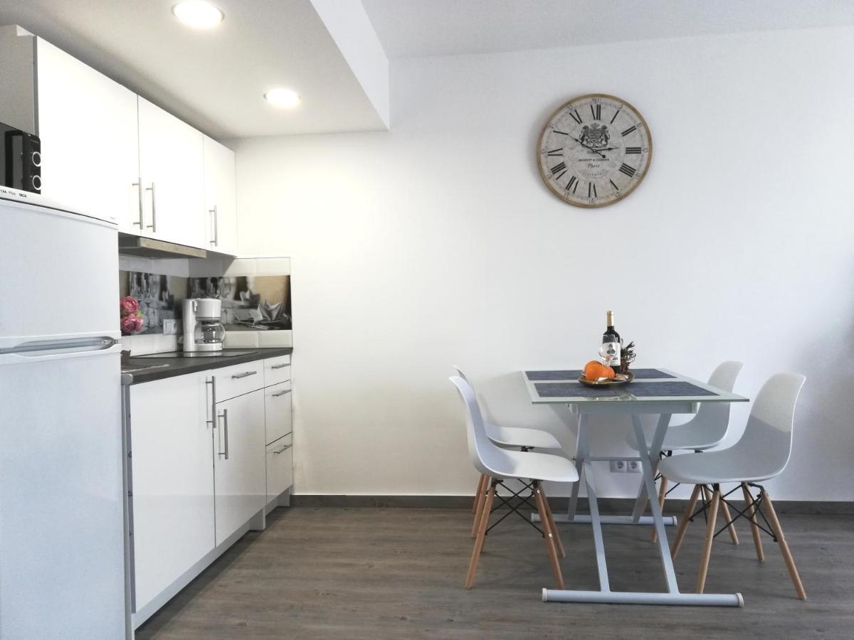 Beachfront Modern And Spacious Apartment ตอร์เรเวียคา ภายนอก รูปภาพ